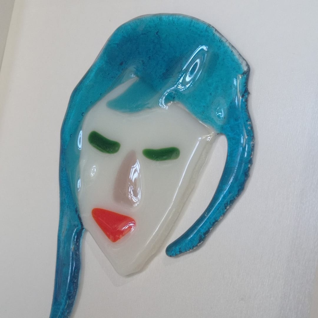 Mavi Saç-Kırmızı Rujlu Kadın - Görsel 6