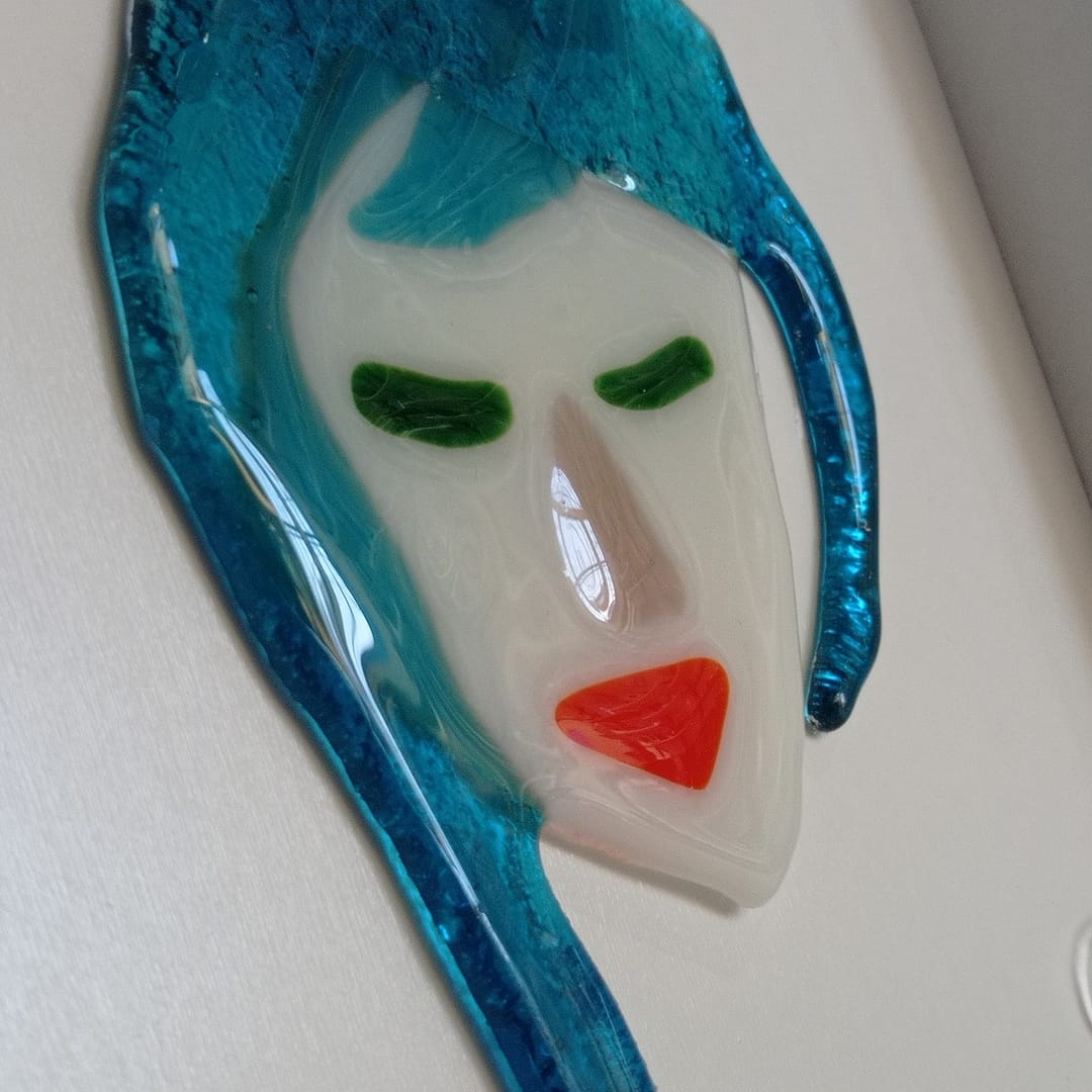 Mavi Saç-Kırmızı Rujlu Kadın - Görsel 5