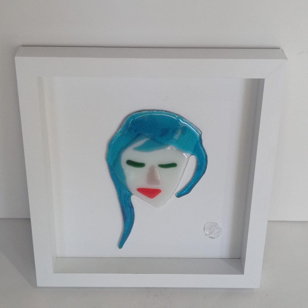 Mavi Saç-Kırmızı Rujlu Kadın - Görsel 4