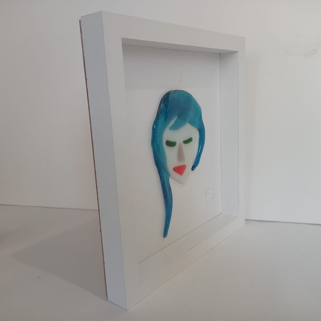 Mavi Saç-Kırmızı Rujlu Kadın - Görsel 3