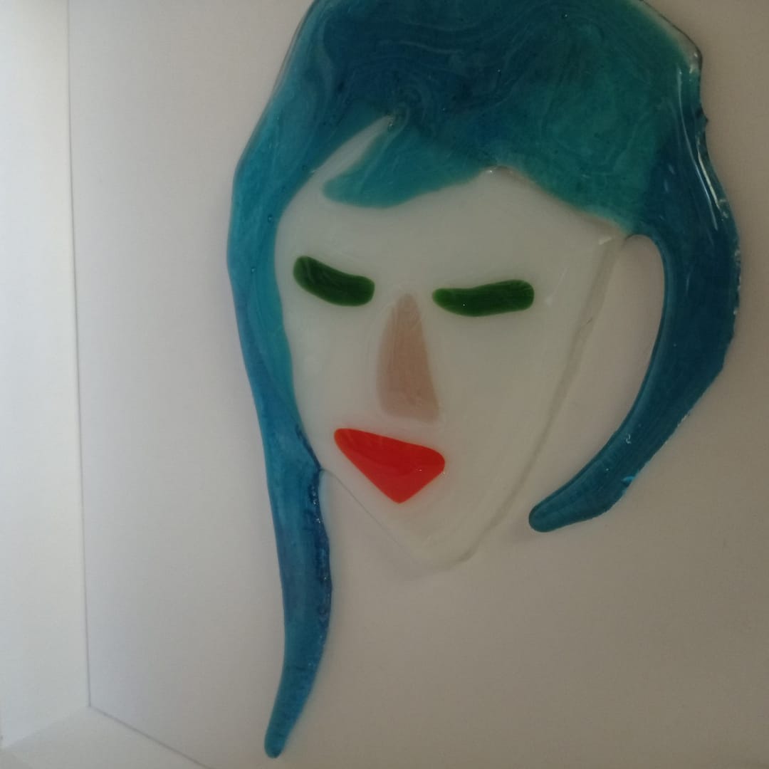 Mavi Saç-Kırmızı Rujlu Kadın - Görsel 7