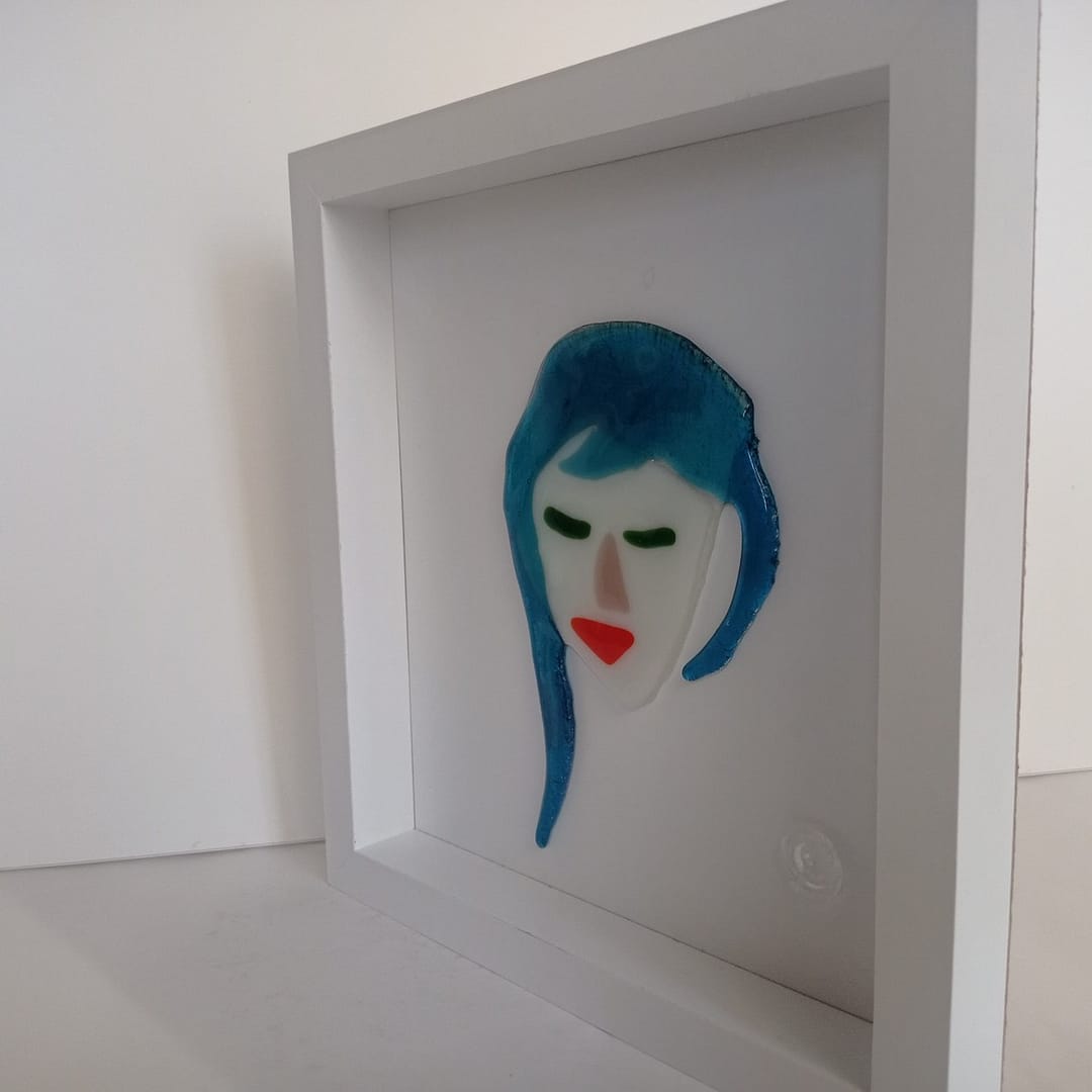 Mavi Saç-Kırmızı Rujlu Kadın - Görsel 2