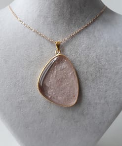 Açık Pembe Kolyenin Sade Güzelliği