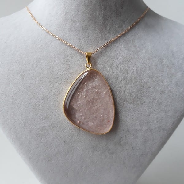 Açık Pembe Kolyenin Sade Güzelliği