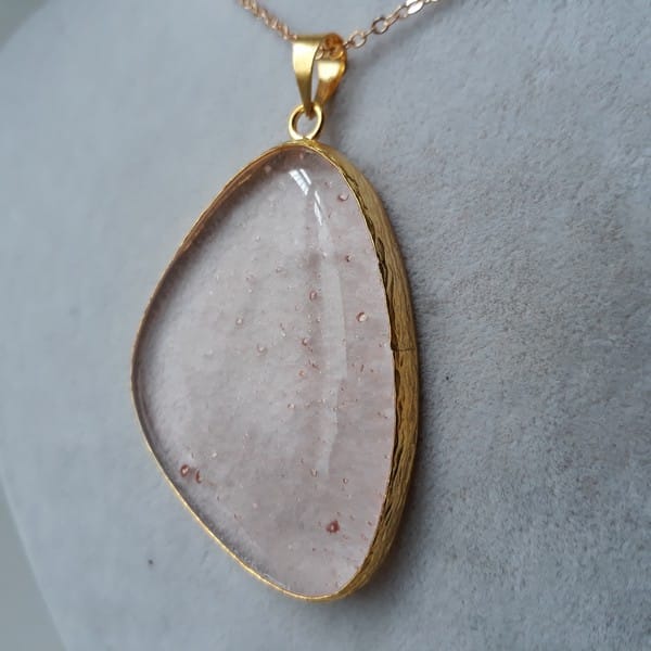 Açık Pembe Kolyenin Sade Güzelliği - Görsel 4