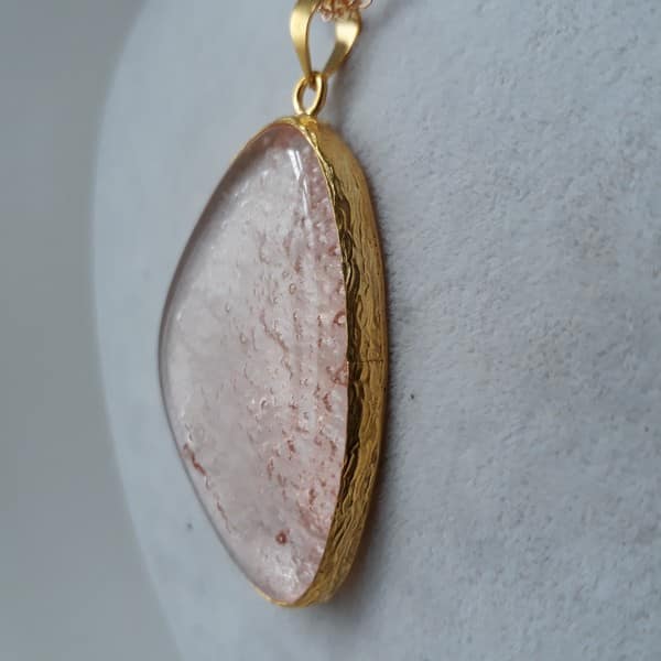 Açık Pembe Kolyenin Sade Güzelliği - Görsel 3