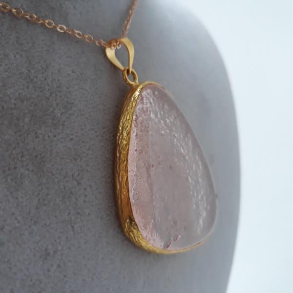 Açık Pembe Kolyenin Sade Güzelliği - Görsel 2