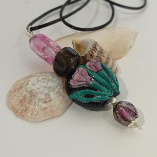 Pembe Çiçekli Tasarım Kolye