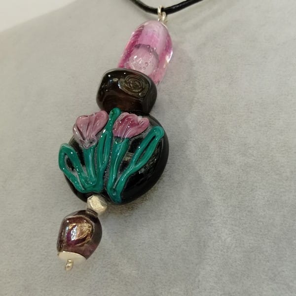 Pembe Çiçekli Tasarım Kolye - Görsel 4