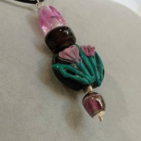 Pembe Çiçekli Tasarım Kolye - Görsel 3